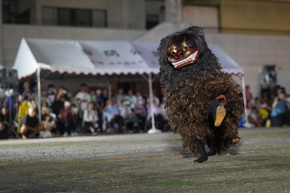 400年の歴史を持つ獅子舞を披露し、迫力ある動きで会場を魅了