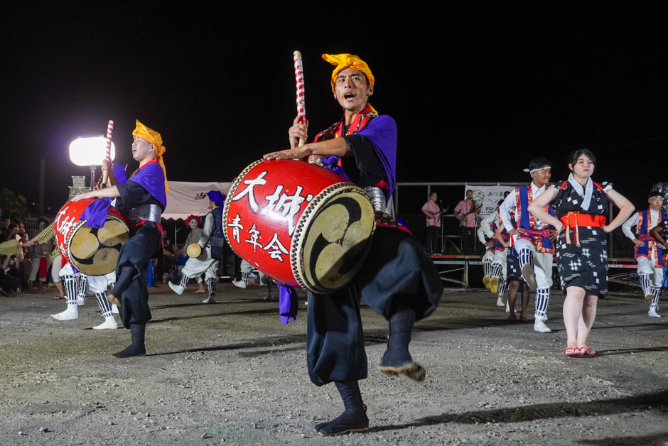 緻密な隊列と華やかな手踊りで観客を魅了しました