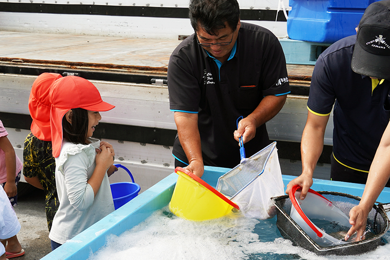 「大きくなってね」あざまサンサンビーチで園児が稚魚を放流（2024/11/25）