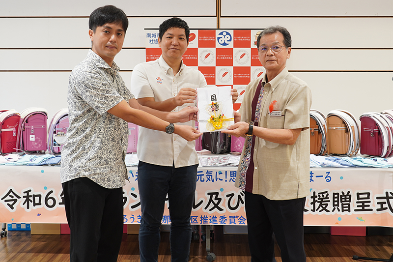 ろうきん推進委員会が5社協にランドセルとかりゆしウェア等を贈る（2024/11/12）