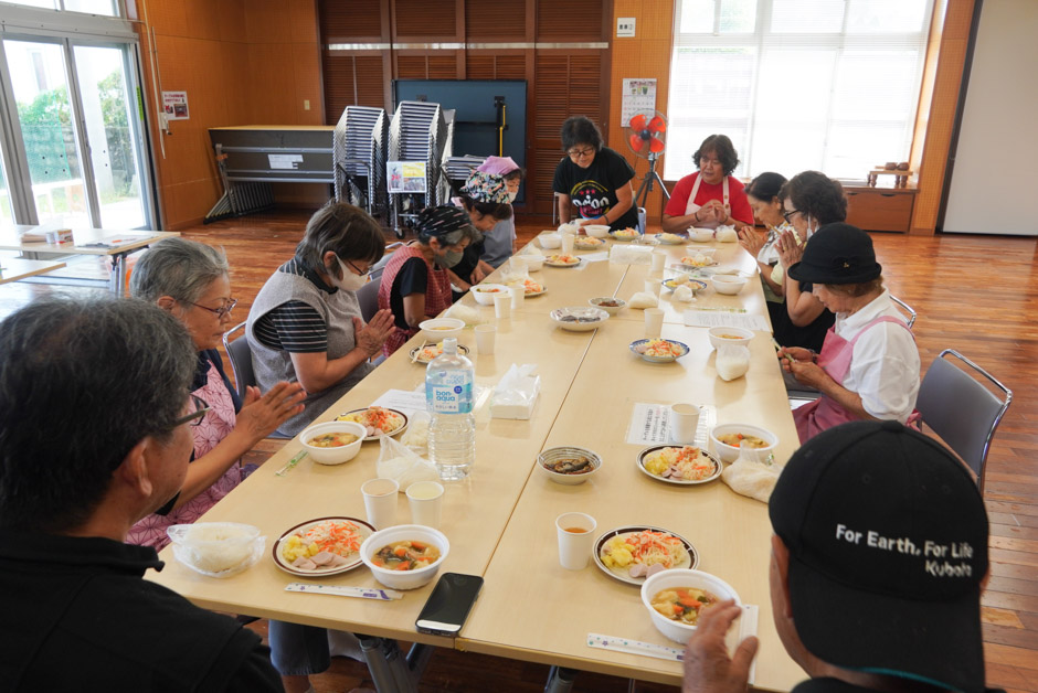 みんなで「クワッチーサビラ！（いただきます）」
