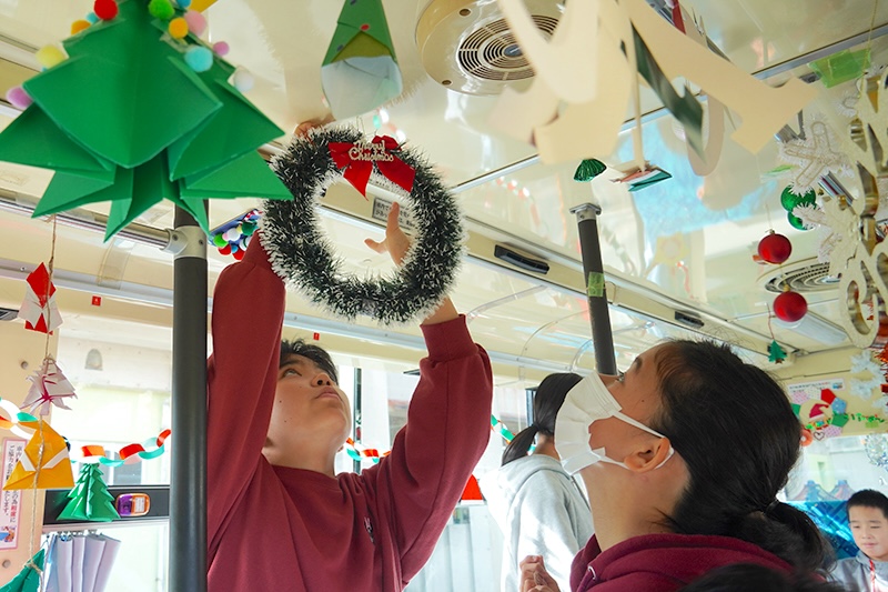 佐敷小6年生がNバスにクリスマスの装飾（2024/12/10）