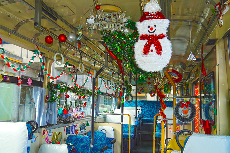 佐敷小6年生がNバスにクリスマスの装飾（2024/12/10）