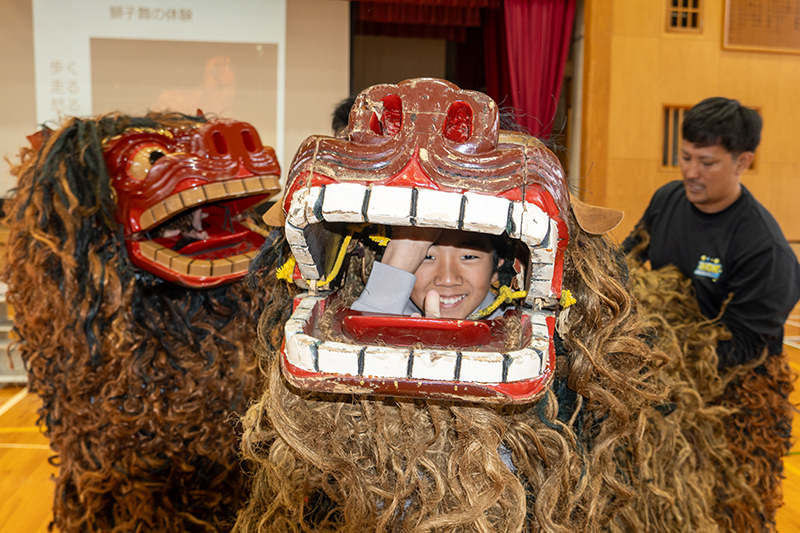 玉城小6年生が伝統の獅子舞を体験（2025/02/06）
