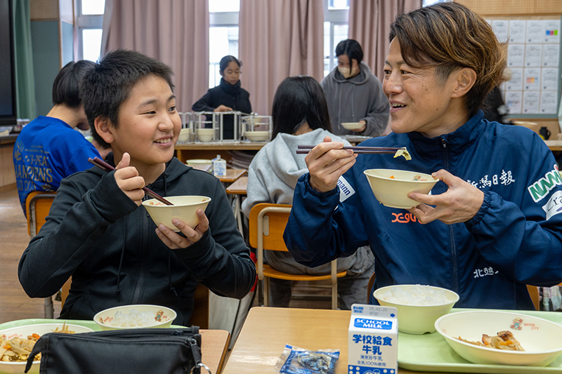 アルビレックス新潟レディースが小学校で給食交流（2025/02/13）