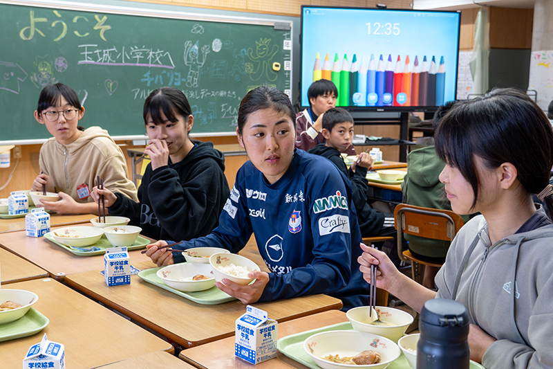 アルビレックス新潟レディースが小学校で給食交流（2025/02/13）