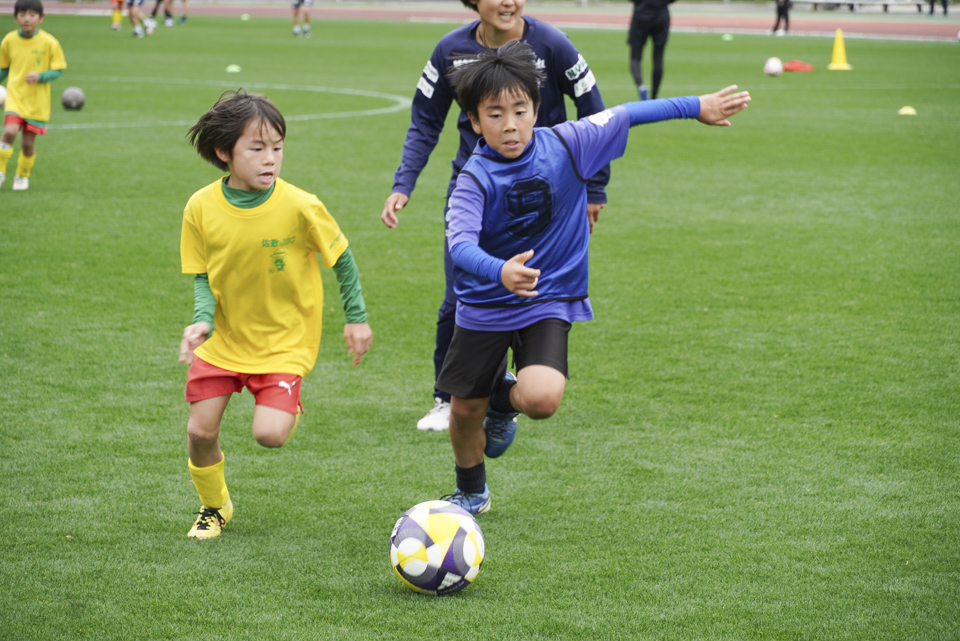 南城市陸上競技場でトレーニングキャンプを行っているプロサッカーチーム「アルビレックス新潟レディース」が、市内の少年サッカーチームを対象にサッカー教室を開催しました。プロ選手との貴重な交流の機会に、会場は終始笑顔と活気に満ちていました。
