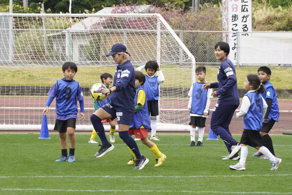 南城市陸上競技場でトレーニングキャンプを行っているプロサッカーチーム「アルビレックス新潟レディース」が、市内の少年サッカーチームを対象にサッカー教室を開催しました。プロ選手との貴重な交流の機会に、会場は終始笑顔と活気に満ちていました。