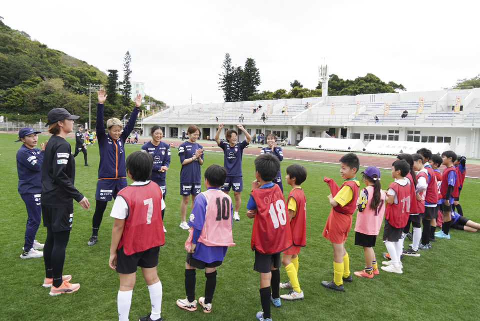 南城市陸上競技場でトレーニングキャンプを行っているプロサッカーチーム「アルビレックス新潟レディース」が、市内の少年サッカーチームを対象にサッカー教室を開催しました。プロ選手との貴重な交流の機会に、会場は終始笑顔と活気に満ちていました。