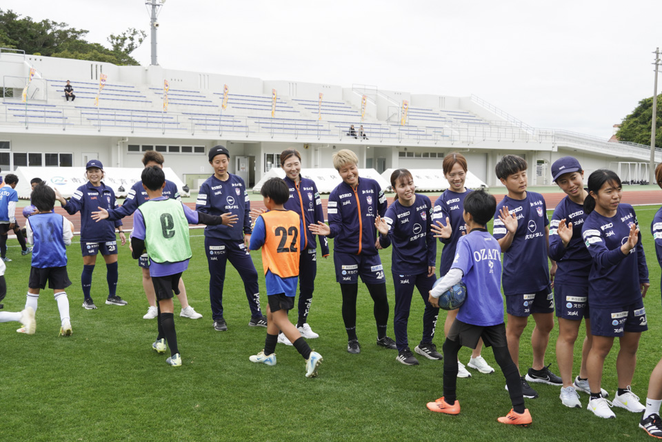 南城市陸上競技場でトレーニングキャンプを行っているプロサッカーチーム「アルビレックス新潟レディース」が、市内の少年サッカーチームを対象にサッカー教室を開催しました。プロ選手との貴重な交流の機会に、会場は終始笑顔と活気に満ちていました。