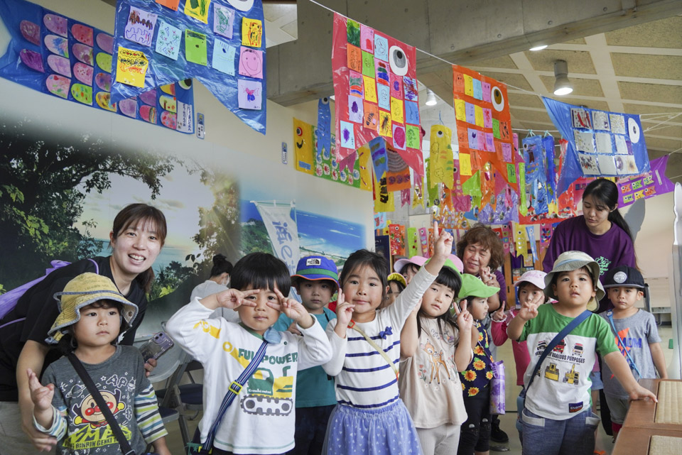 がんじゅう駅・南城で園児たちのこいのぼり掲揚