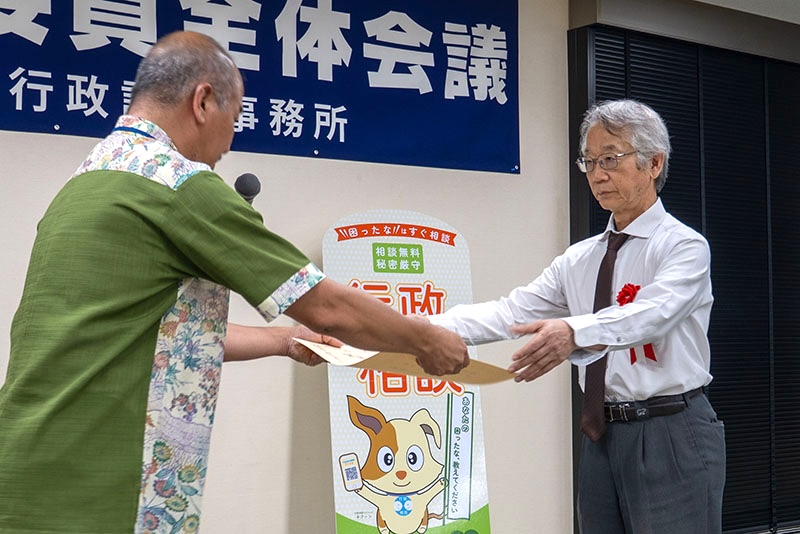 行政相談委員の上原さんへ行政評価事務所長が感謝状を贈呈（2025/05/22）