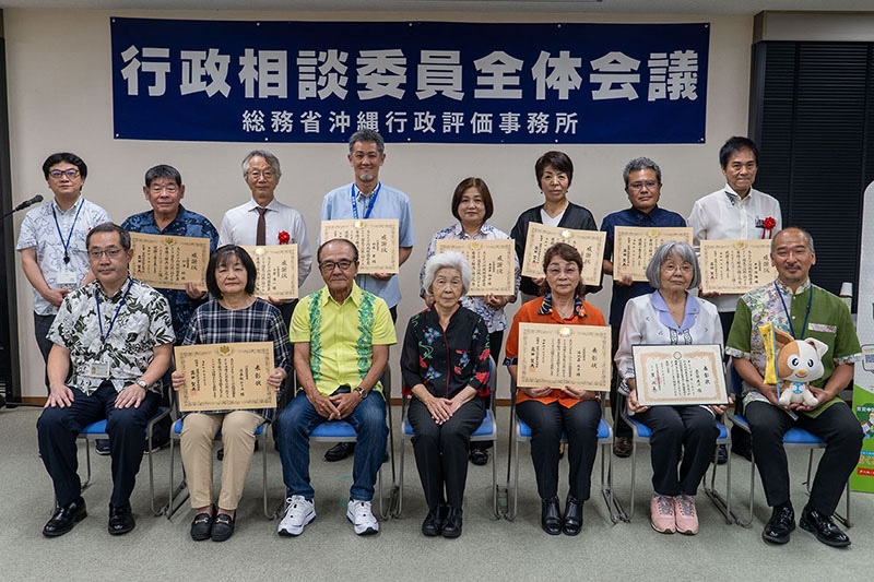 行政相談委員の上原さんへ行政評価事務所長が感謝状を贈呈（2025/05/22）