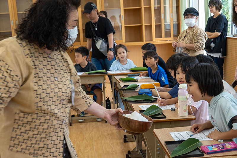 馬天小3年生がブクブクー茶の授業。童謡「茶摘み」からお茶の文化を体験（2025/06/05）