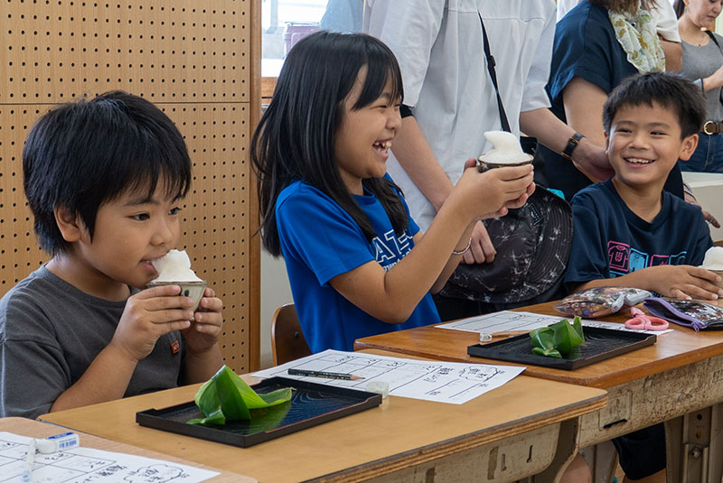 馬天小3年生がブクブクー茶の授業。童謡「茶摘み」からお茶の文化を体験（2025/06/05）