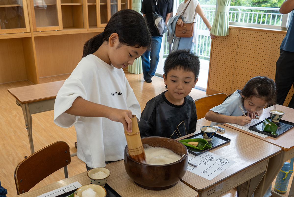 馬天小3年生がブクブクー茶の授業。童謡「茶摘み」からお茶の文化を体験（2025/06/05）