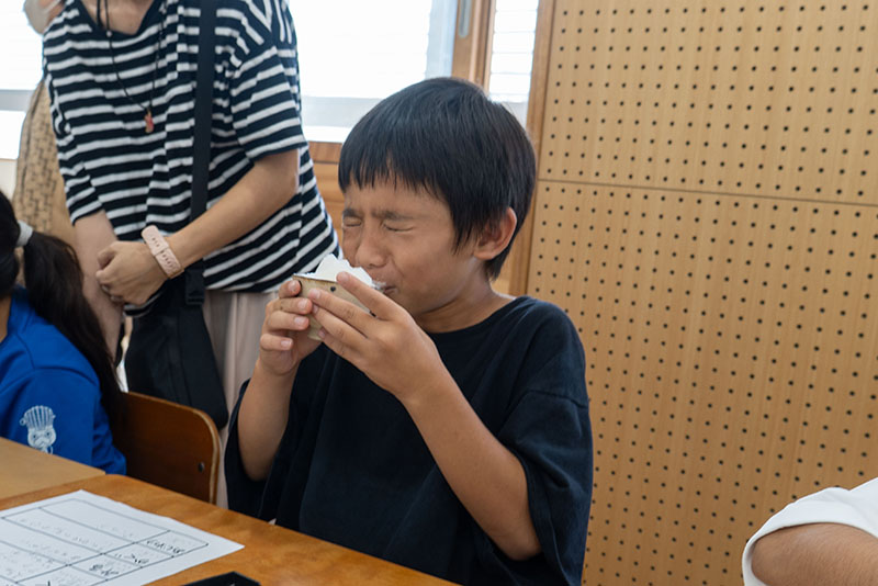 馬天小3年生がブクブクー茶の授業。童謡「茶摘み」からお茶の文化を体験（2025/06/05）