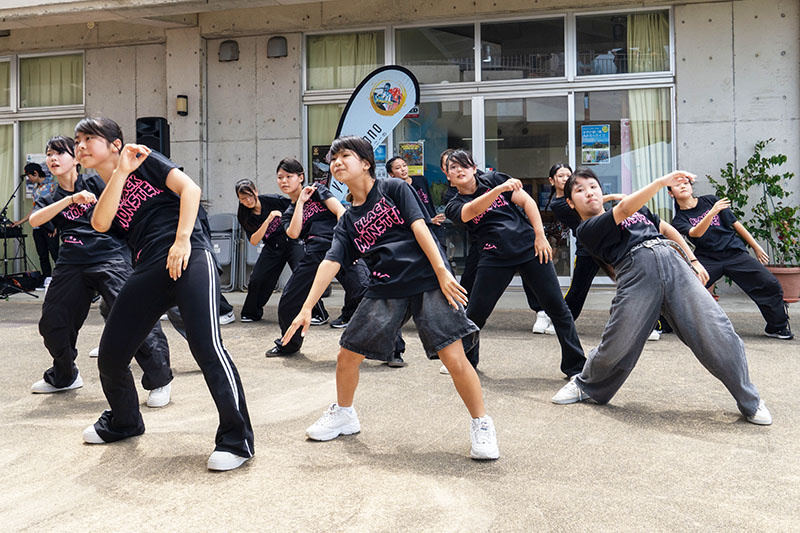 知念小三線クラブと大里中ダンスクラブが「あおぞらライブ」に出演（2025/07/13）
