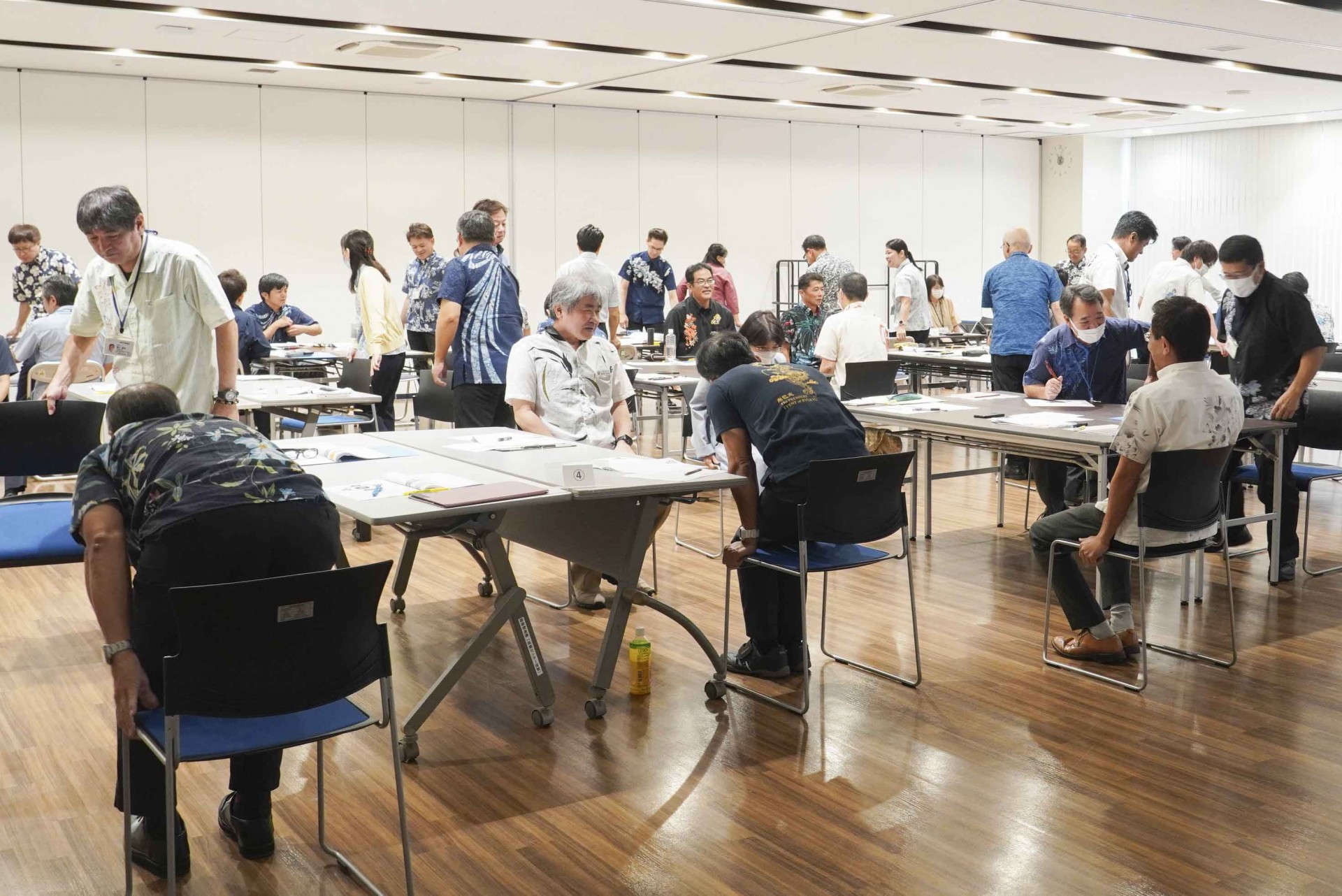 椅子を動かして距離感を知る職員たち
