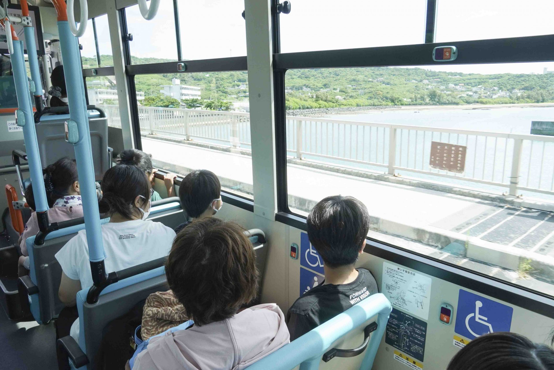 車窓からの景色を眺める参加者たち