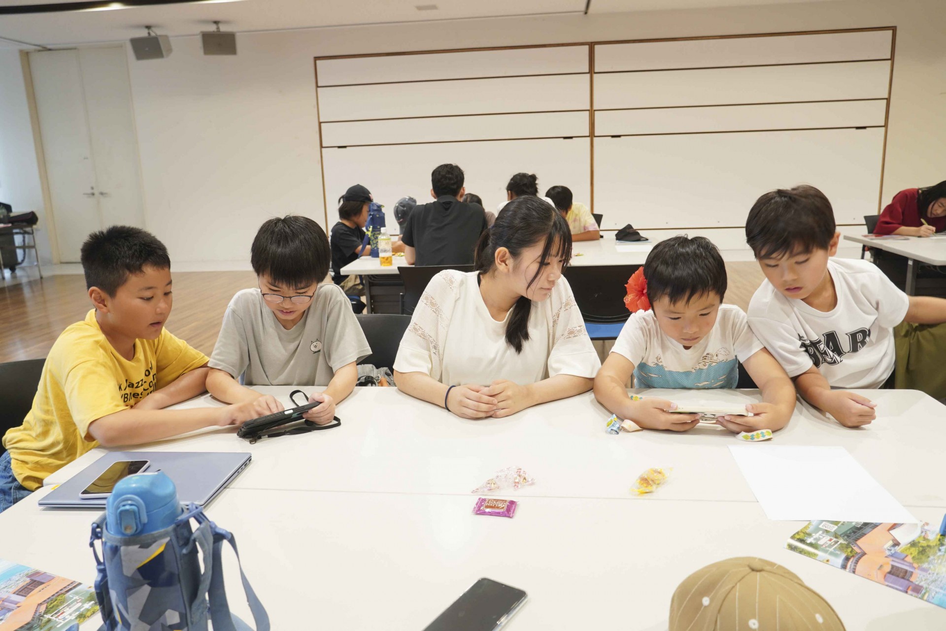 編集作業をする子どもたち