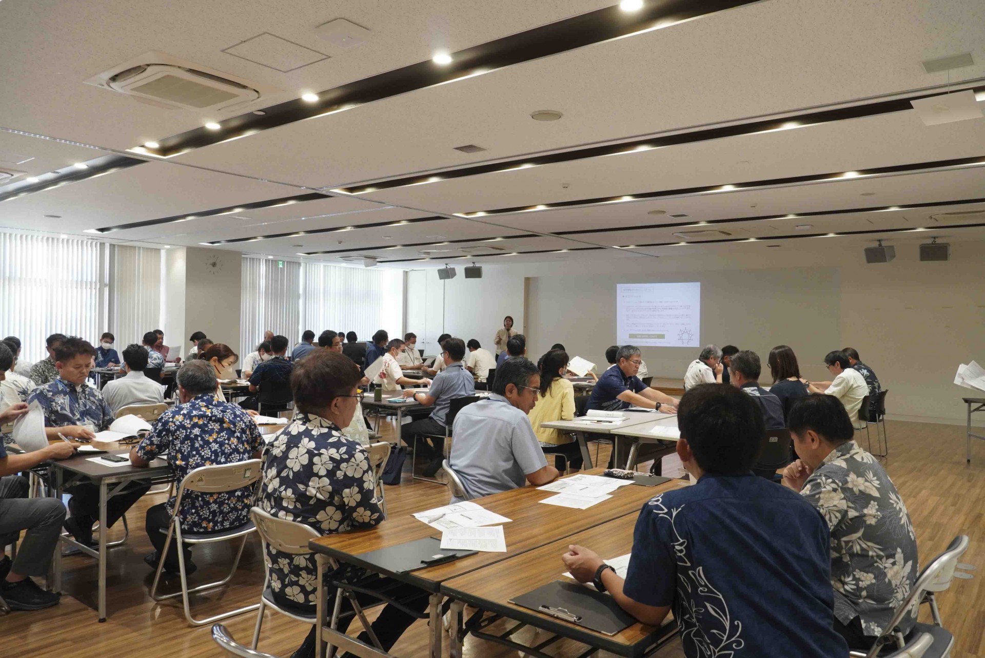 説明を聞く市職員ら