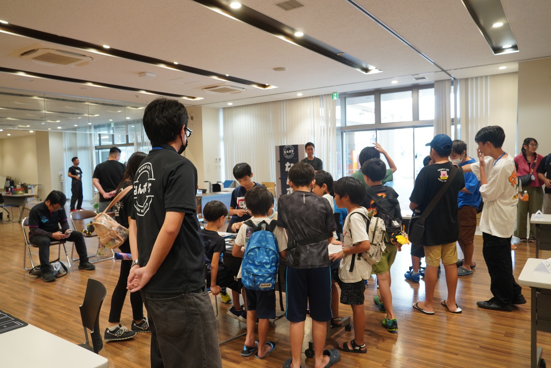 対戦に見入る子どもたち