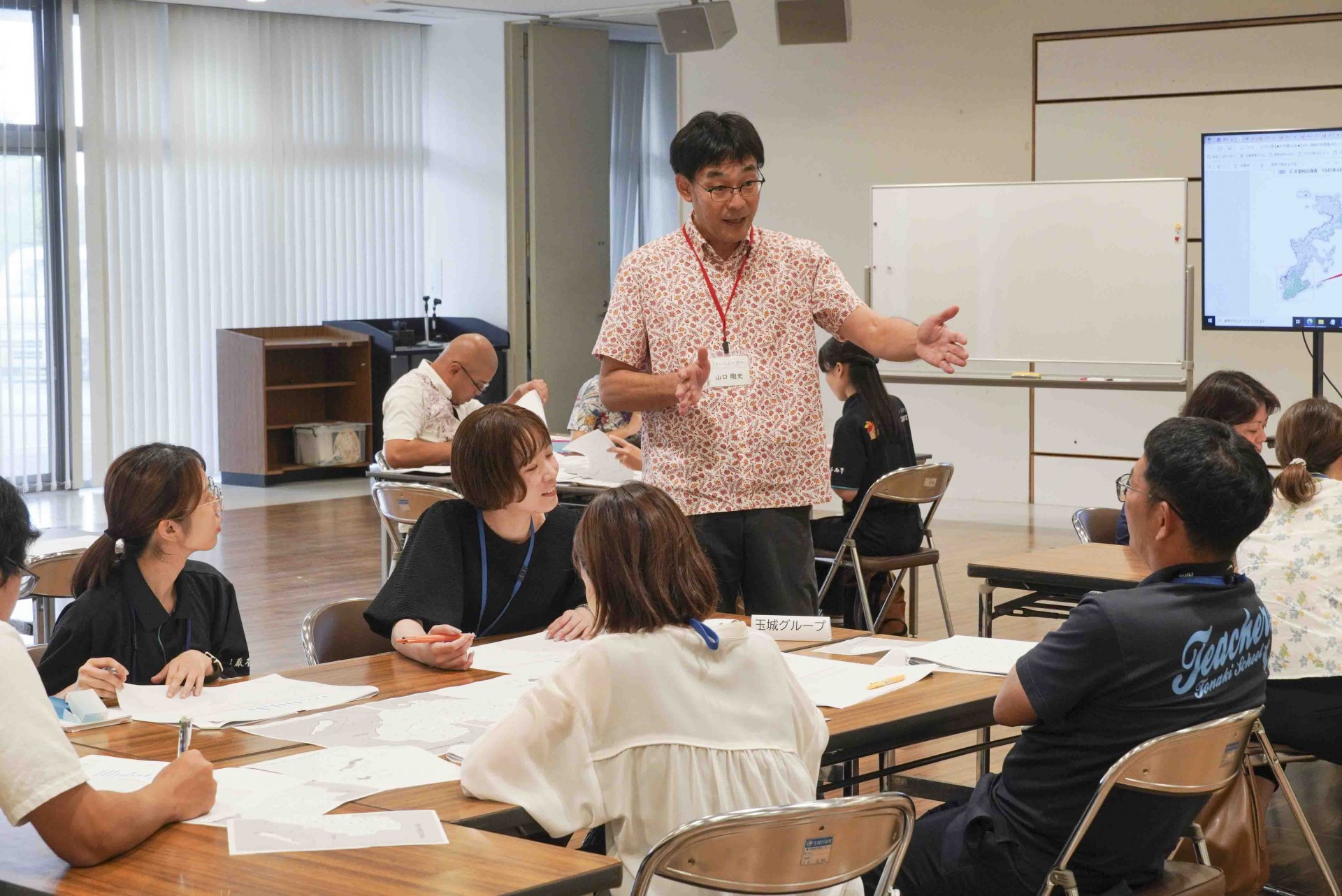 参加者に助言する山口教授