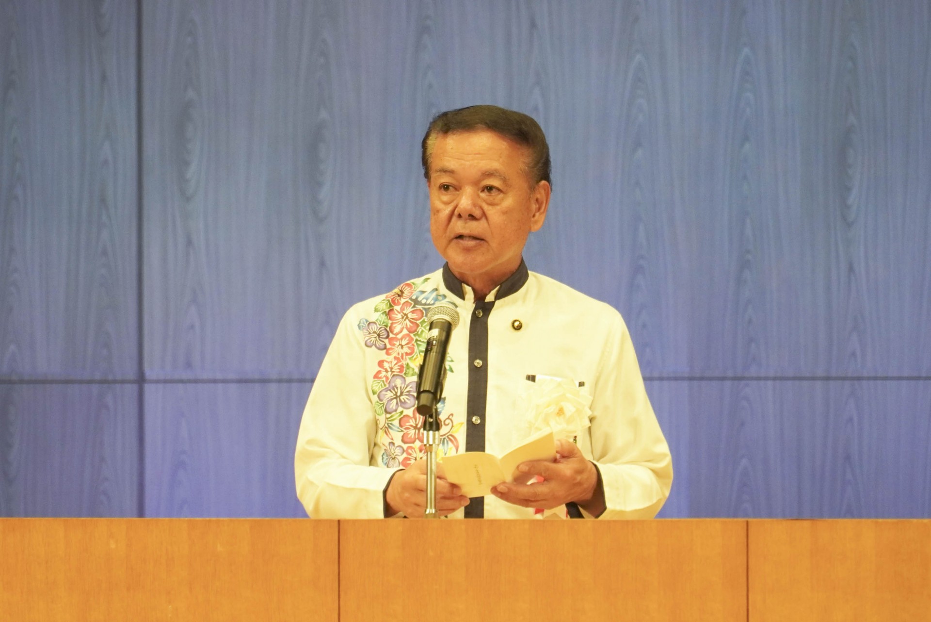 お祝いの挨拶をする古謝景春市長