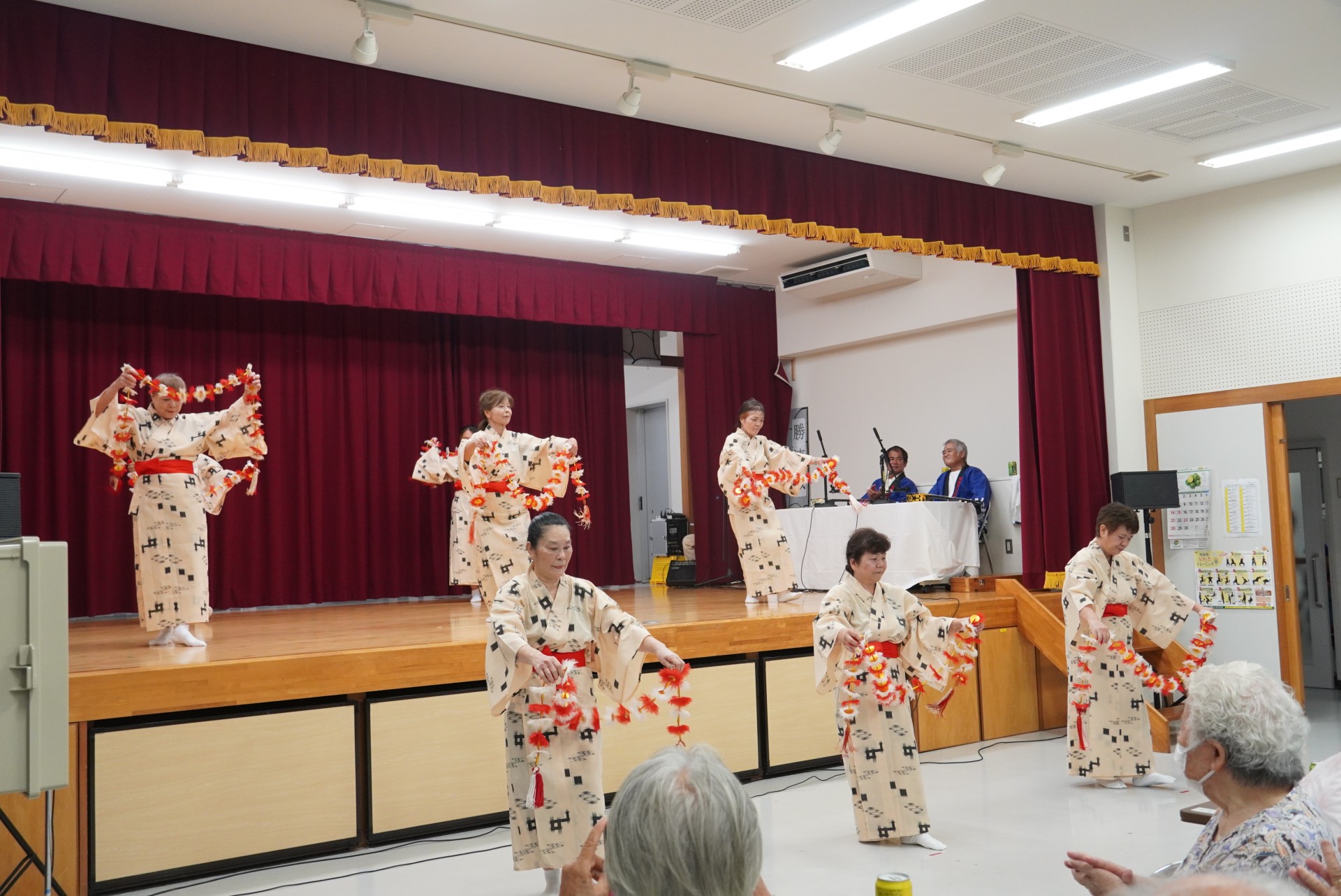 華々しい踊りを披露