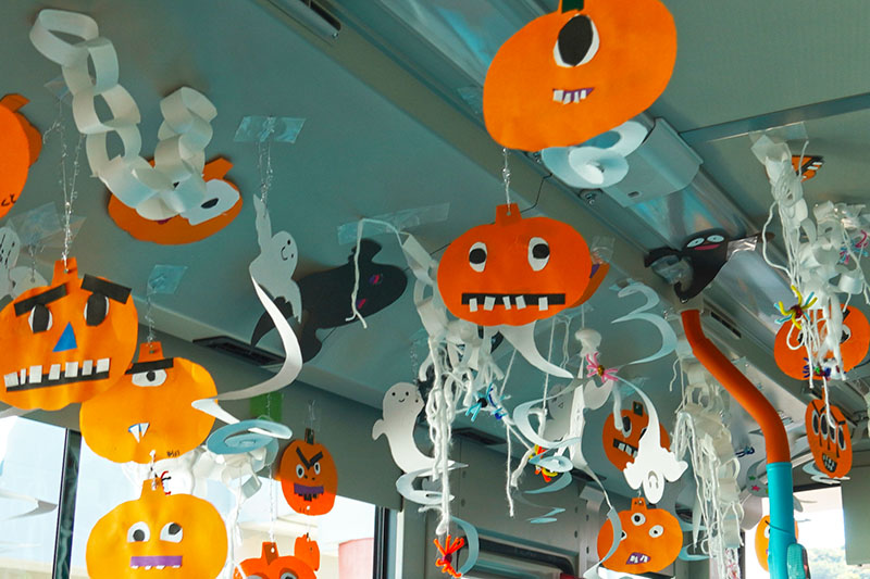 船越小1年生と6年生がNバスにハロウィンの装飾（2025/10/03）