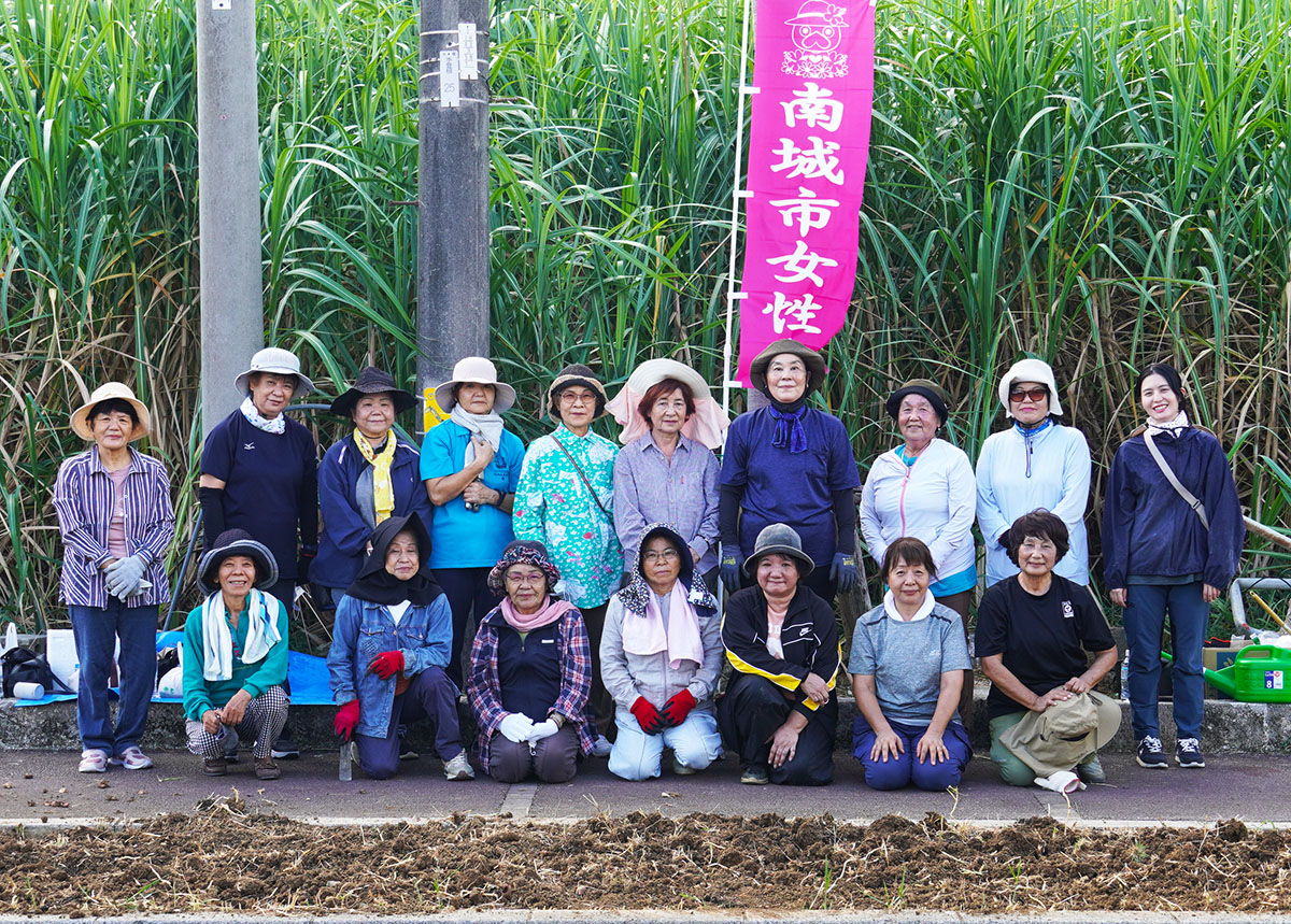 女性会が色とりどりの花でランナーを応援（2025/10/18）