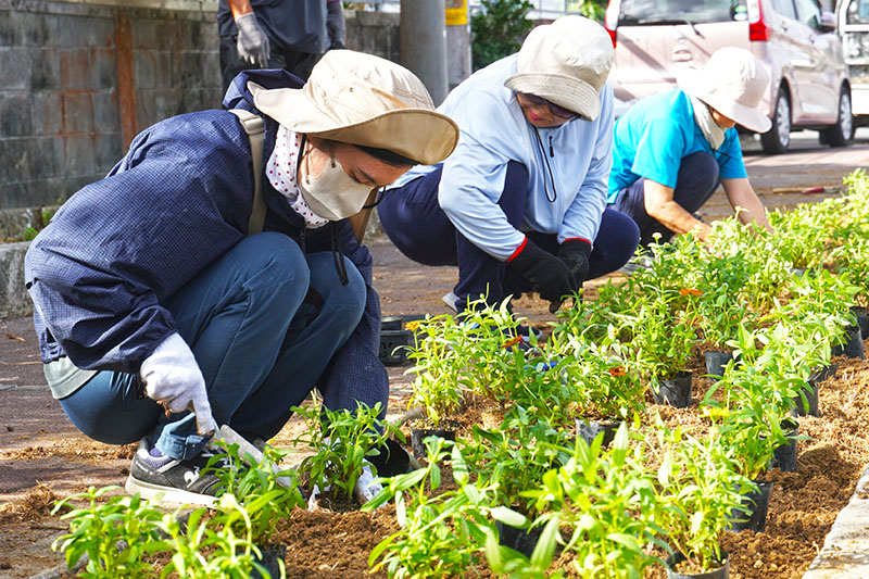 女性会が色とりどりの花でランナーを応援（2025/10/18）