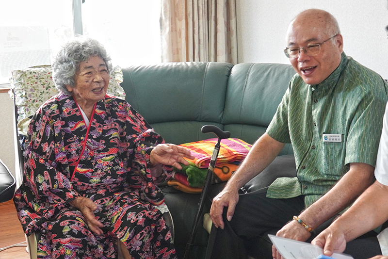 健康長寿をお祝い「カジマヤー慶祝訪問」（2025/10/24）