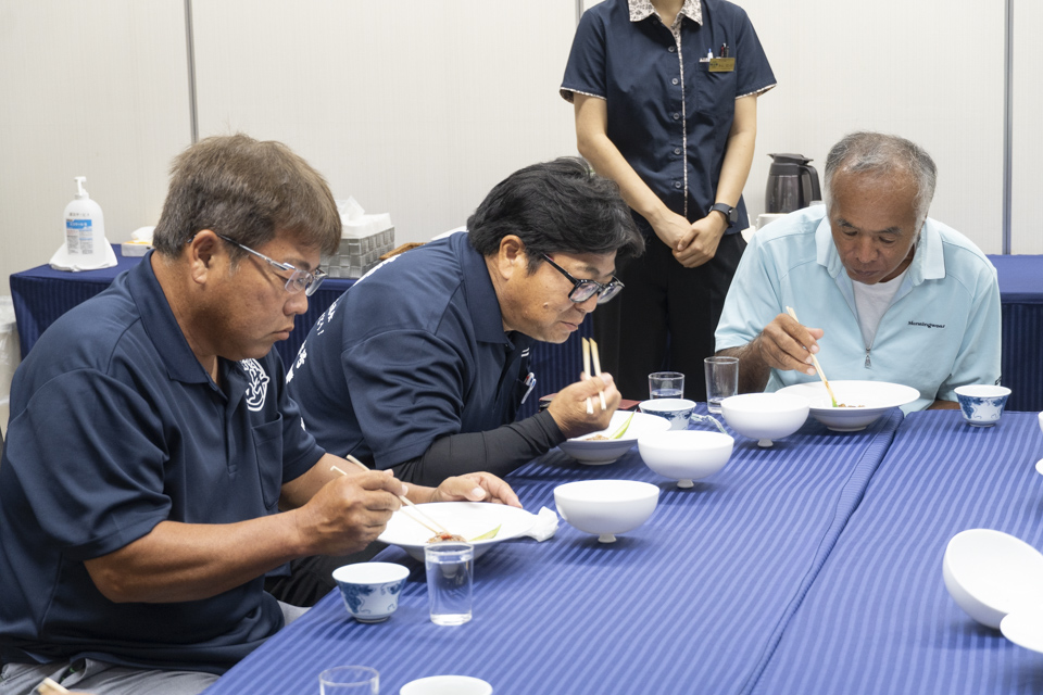 城間幸広組合長はじめ生産者組合も舌鼓