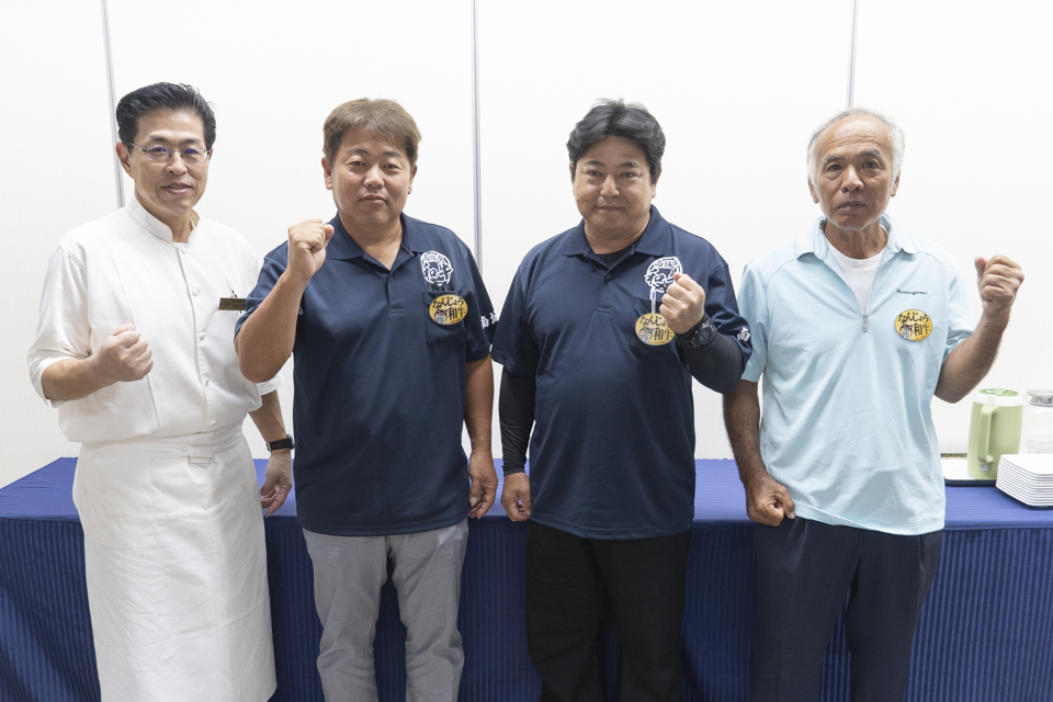 ユインチホテル南城の秋吉総料理長（左）となんじょう和牛生産者組合のメンバー