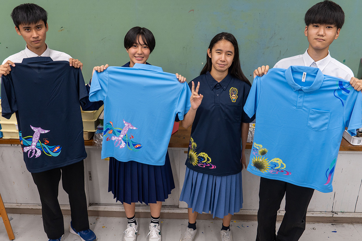 知念中美術部がデザインした「かりゆしポロシャツ」が完成。南城市まつりで販売スタート（2025/11/11） 