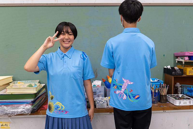 知念中美術部がデザインした「かりゆしポロシャツ」が完成。南城市まつりで販売スタート（2025/11/11） 