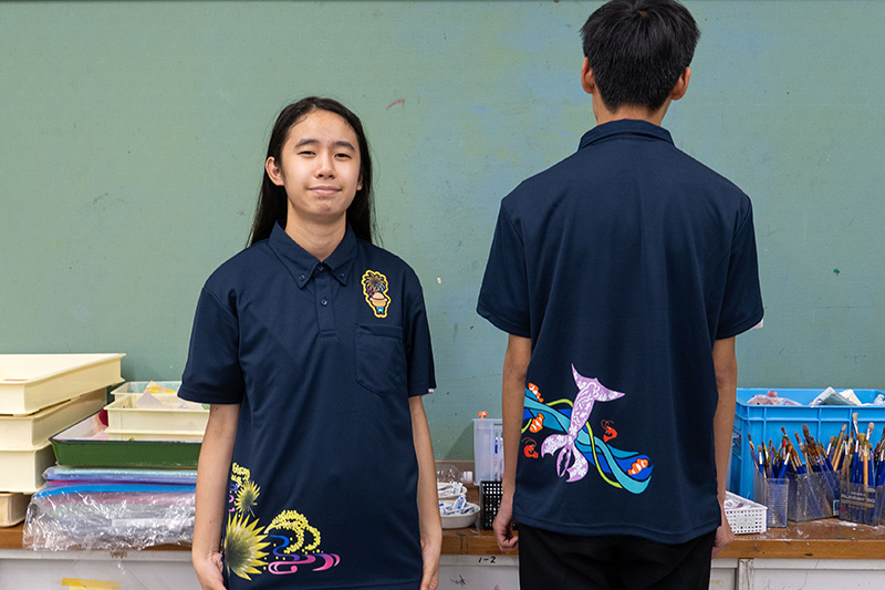 知念中美術部がデザインした「かりゆしポロシャツ」が完成。南城市まつりで販売スタート（2025/11/11） 