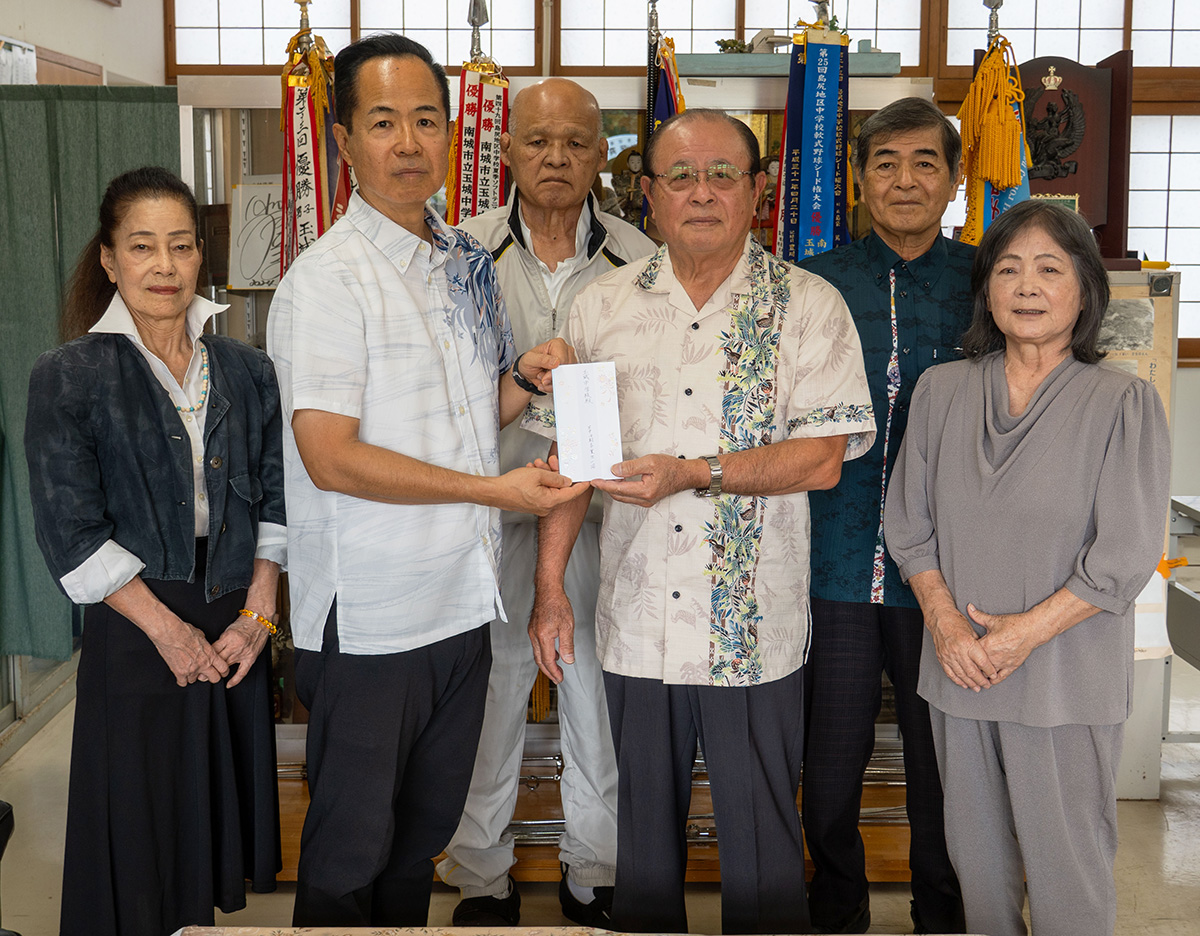 玉城中18期卒業生が母校へ寄付（2025/11/26）