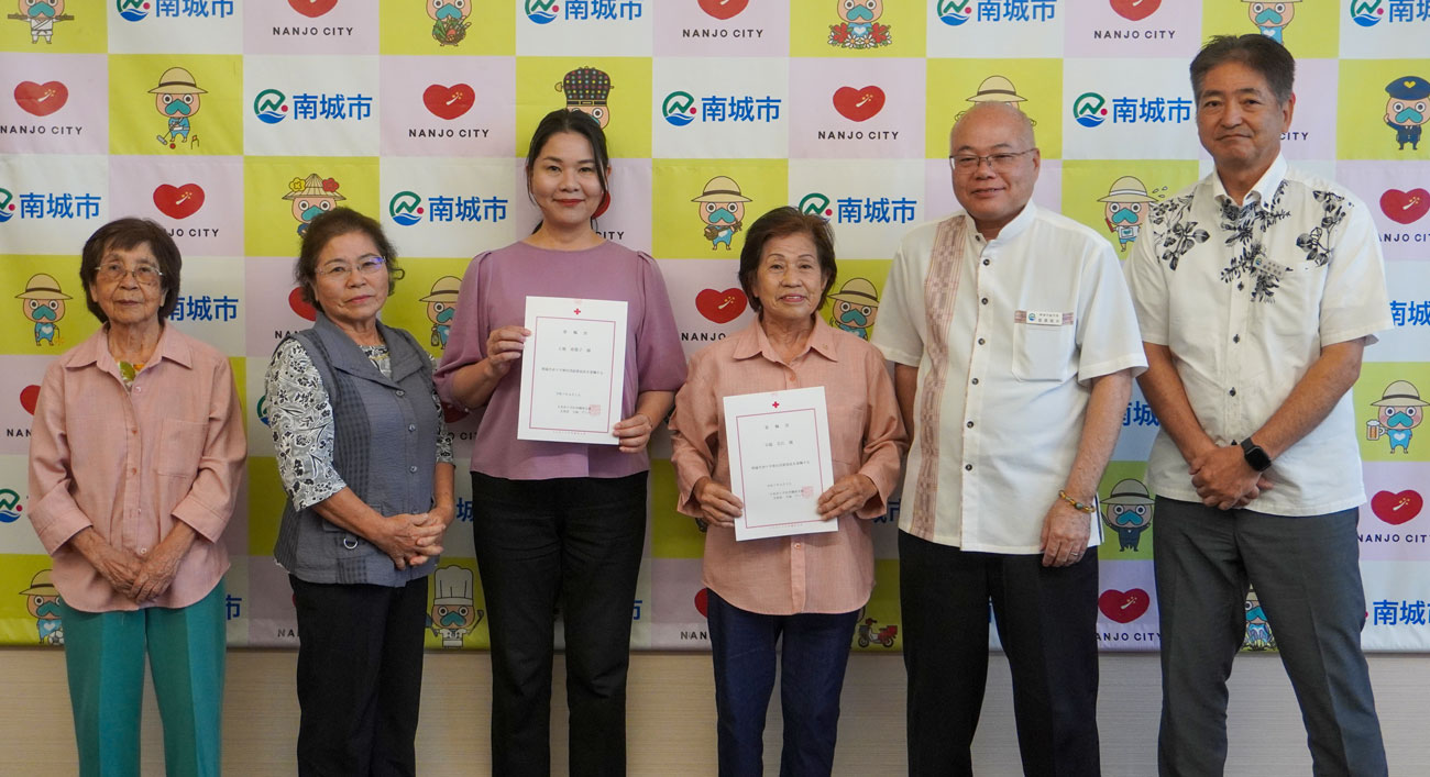 赤十字奉仕団関係者と行政職員の写真