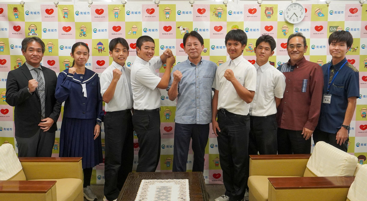 教育長と知念中学校関係者の集合写真