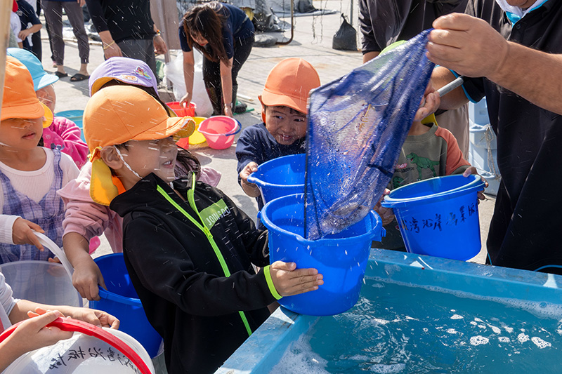 あざまサンサンビーチで園児が稚魚を放流 （2025/12/10）