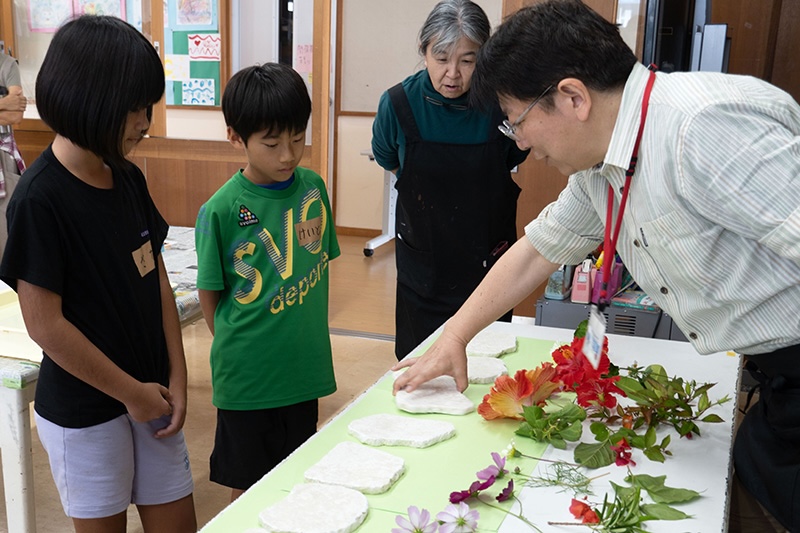 掘らずに簡単！南城市産の琉球石灰岩でリトグラフ体験授業（2025/12/11）
