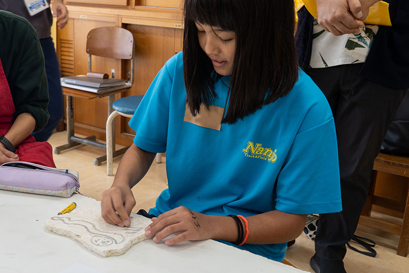 掘らずに簡単！南城市産の琉球石灰岩でリトグラフ体験授業（2025/12/11）