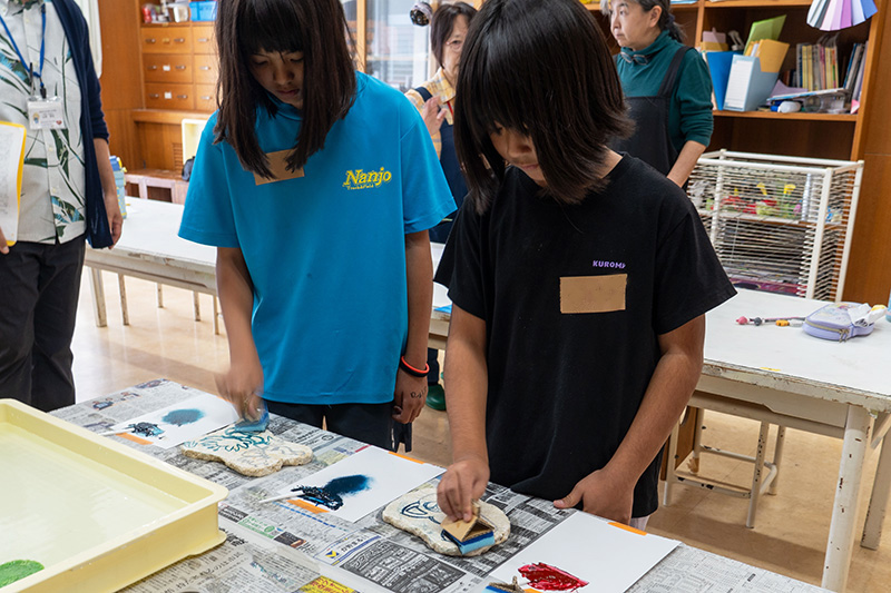 掘らずに簡単！南城市産の琉球石灰岩でリトグラフ体験授業（2025/12/11）