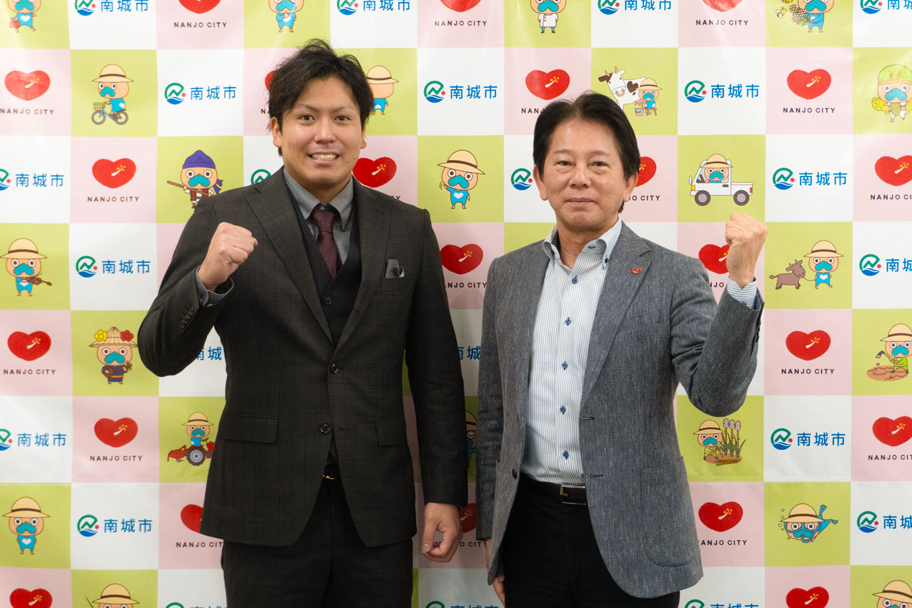 ガッツポーズをする知念選手と具志堅教育長