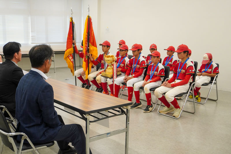 優勝報告をする馬天スターズ