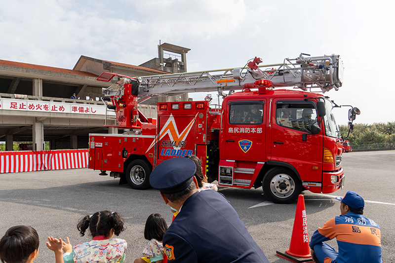 新春の空に誓う地域の安全。島尻消防組合 消防出初め式（2026/01/07）