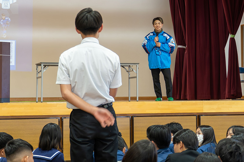 大里中出身のアイスホッケー選手・渡久山勝炉希さんが母校で講演（2026/01/25）